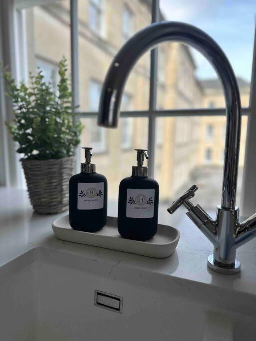 Haus Of Sulis, City Centre Apartment With Lift Access Bath Buitenkant foto