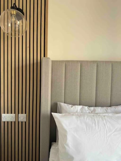 Haus Of Sulis, City Centre Apartment With Lift Access Bath Buitenkant foto